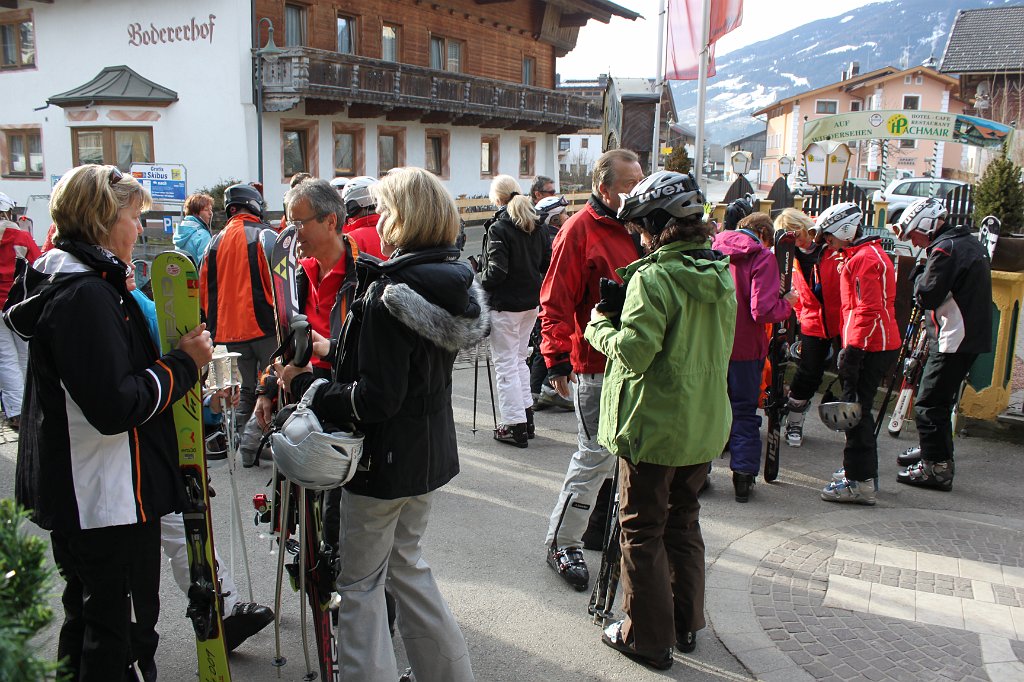 Zillertal 2013 117.jpg - Warten auf den Bus